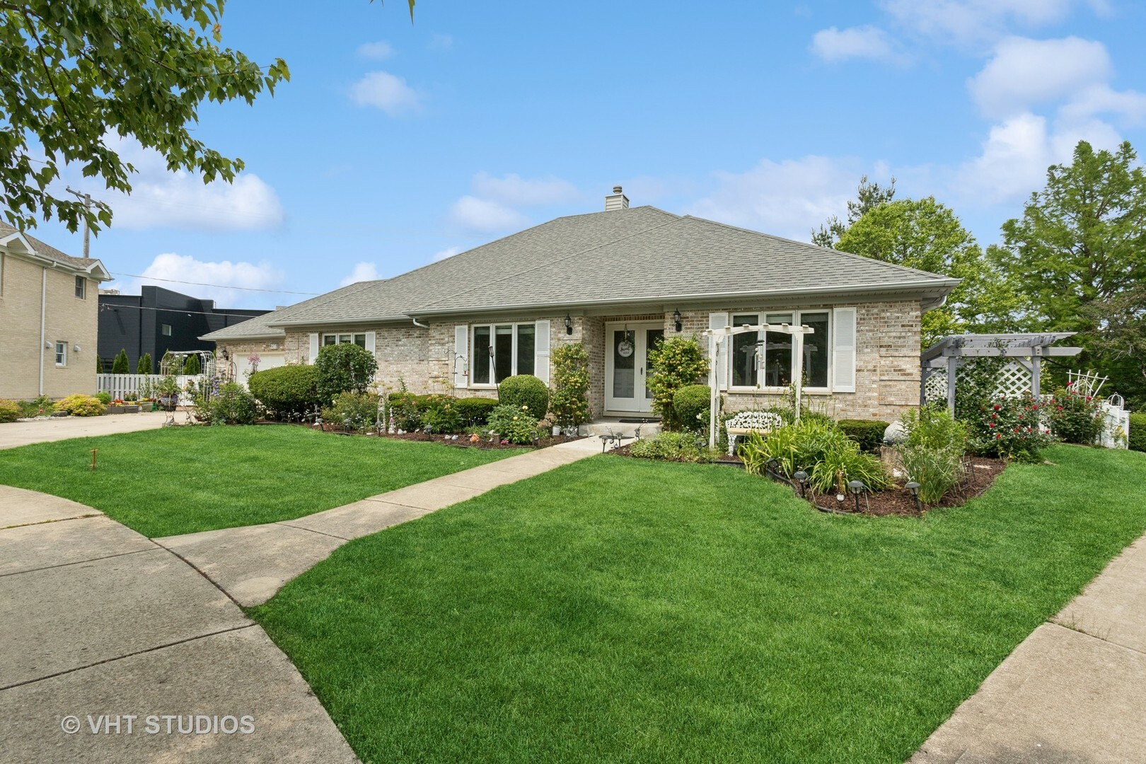 Property Photo: 216 Rosewood Court IL 60559