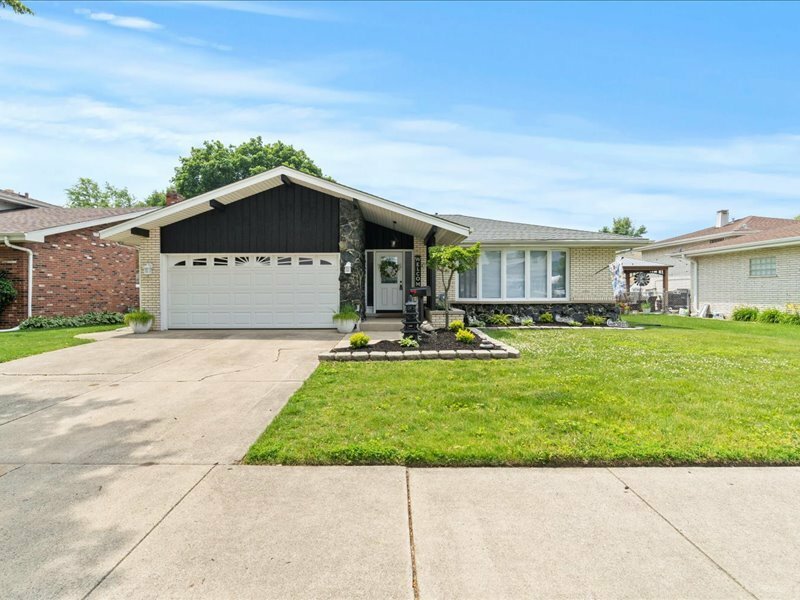 9526 S Kilbourn Avenue  Oak Lawn IL 60453 photo