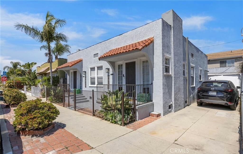 Property Photo: 2513 E 11th Street CA 90804
