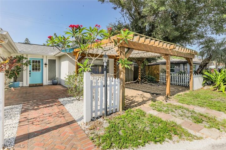 Property Photo: 1560 Maravilla Avenue FL 33901