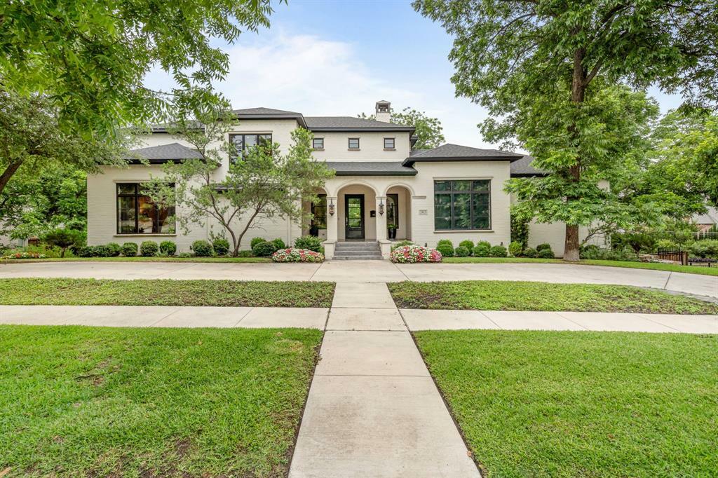 Property Photo: 2413 Lofton Terrace TX 76109