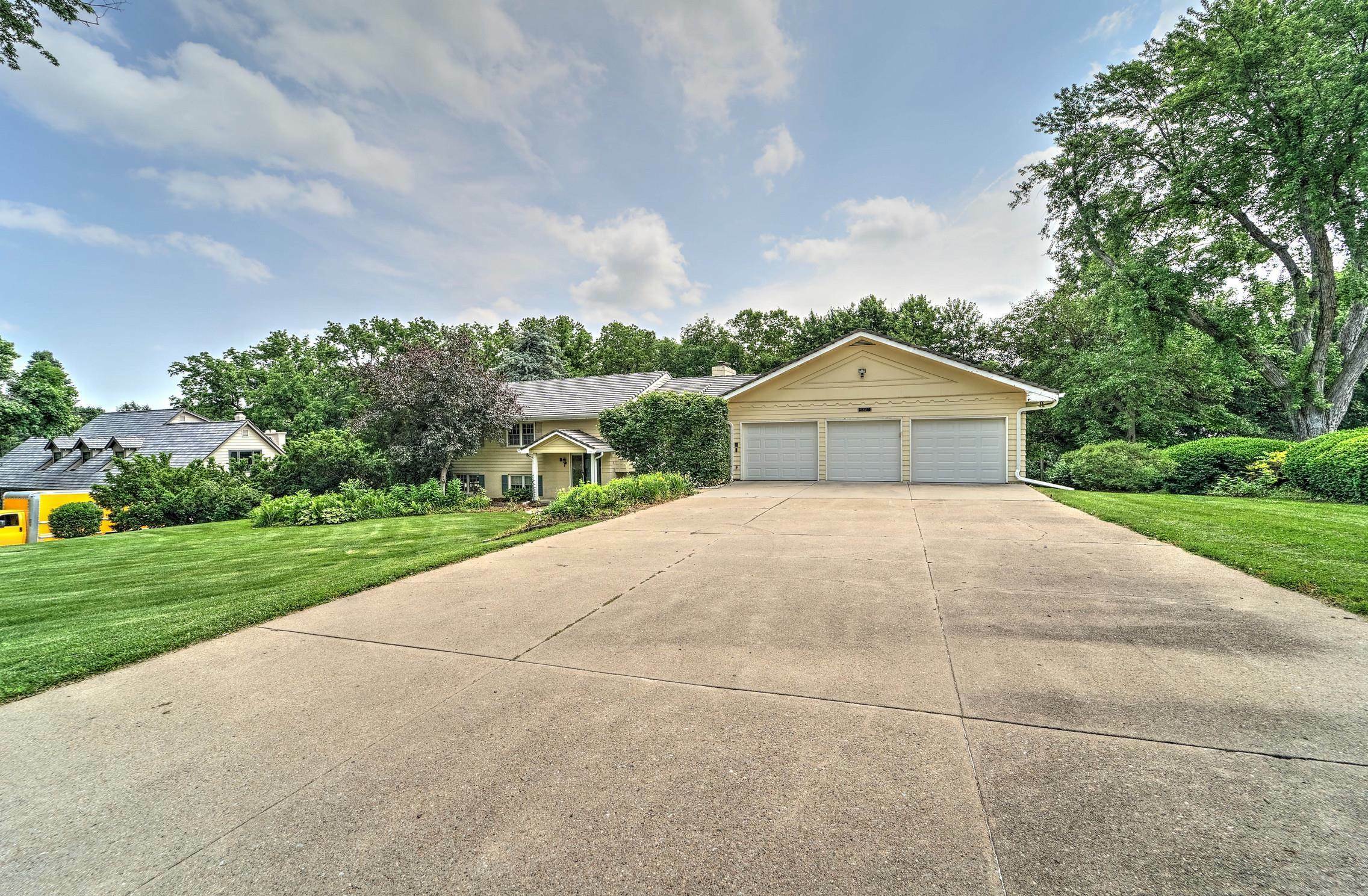 Property Photo: 3321 S 101st Street NE 68124