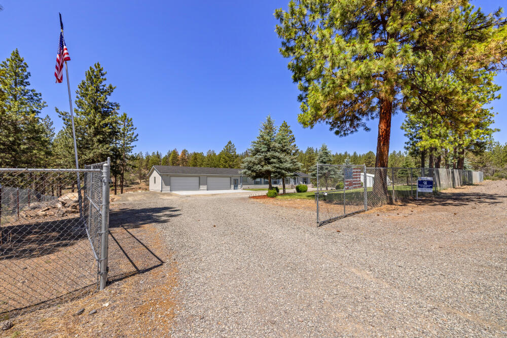 Property Photo: 8334 Mina Bird Drive OR 97623