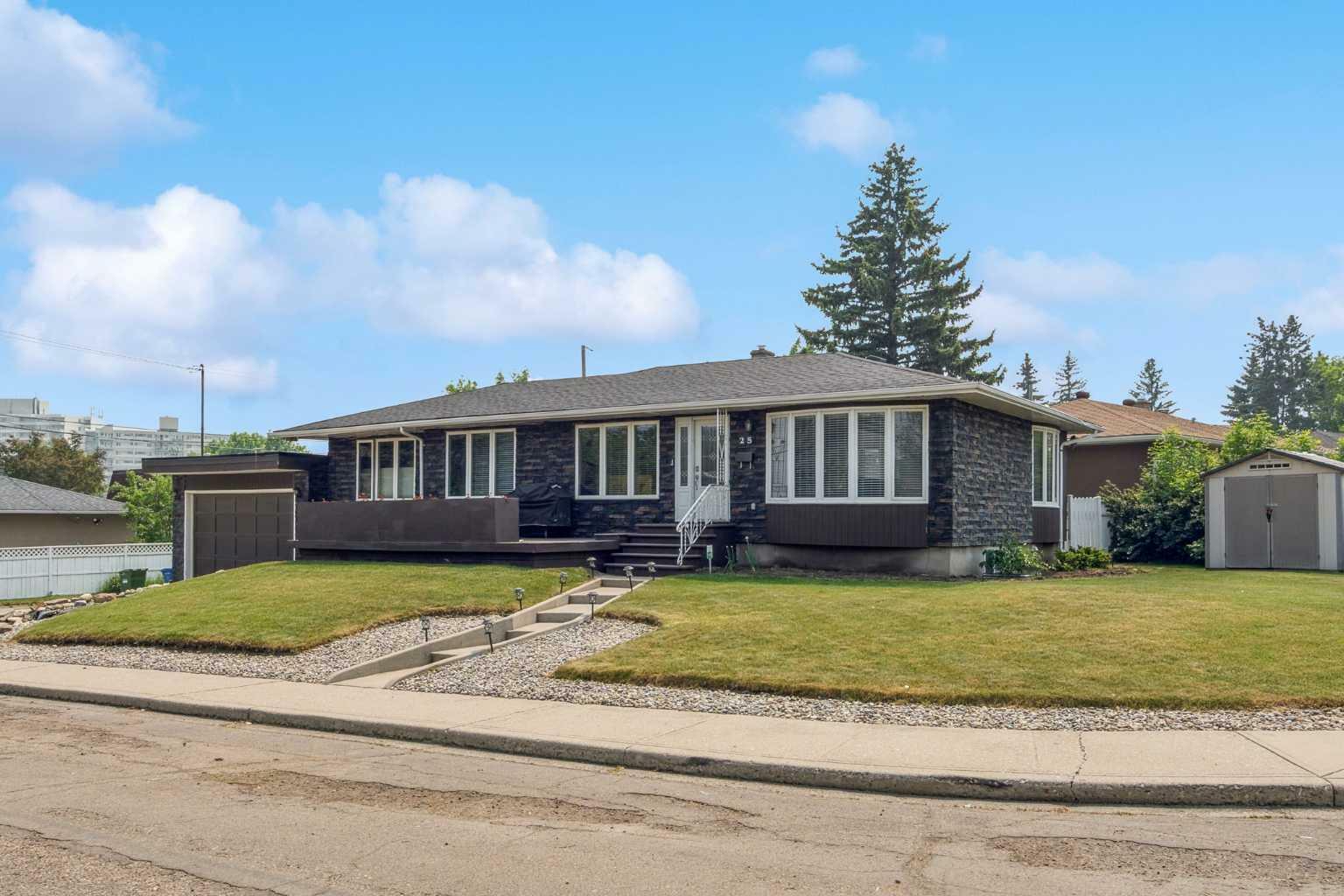 Property Photo: 25 Manor Road SW AB T2V 2A1