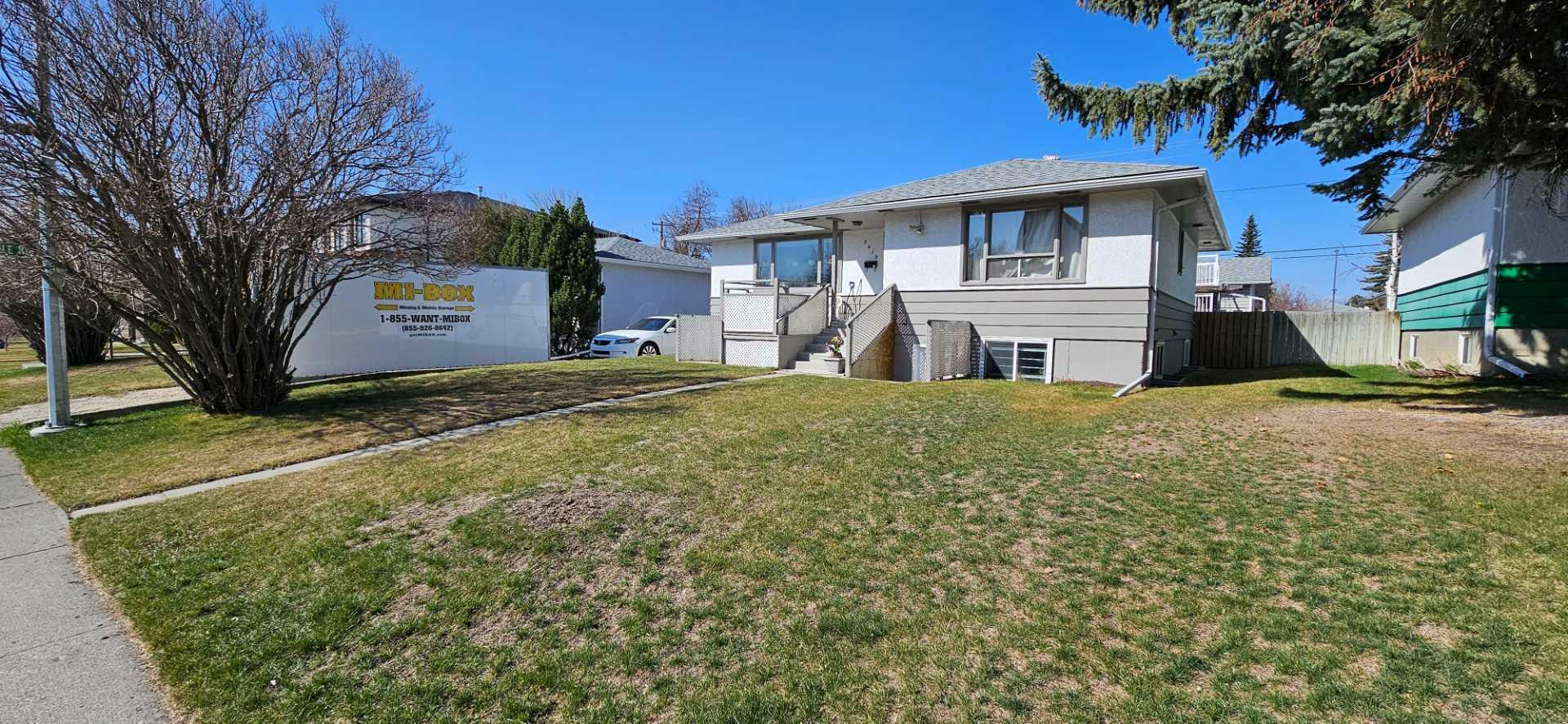 Property Photo:  3419 Kerry Park Road SW  AB T3E 4S5 