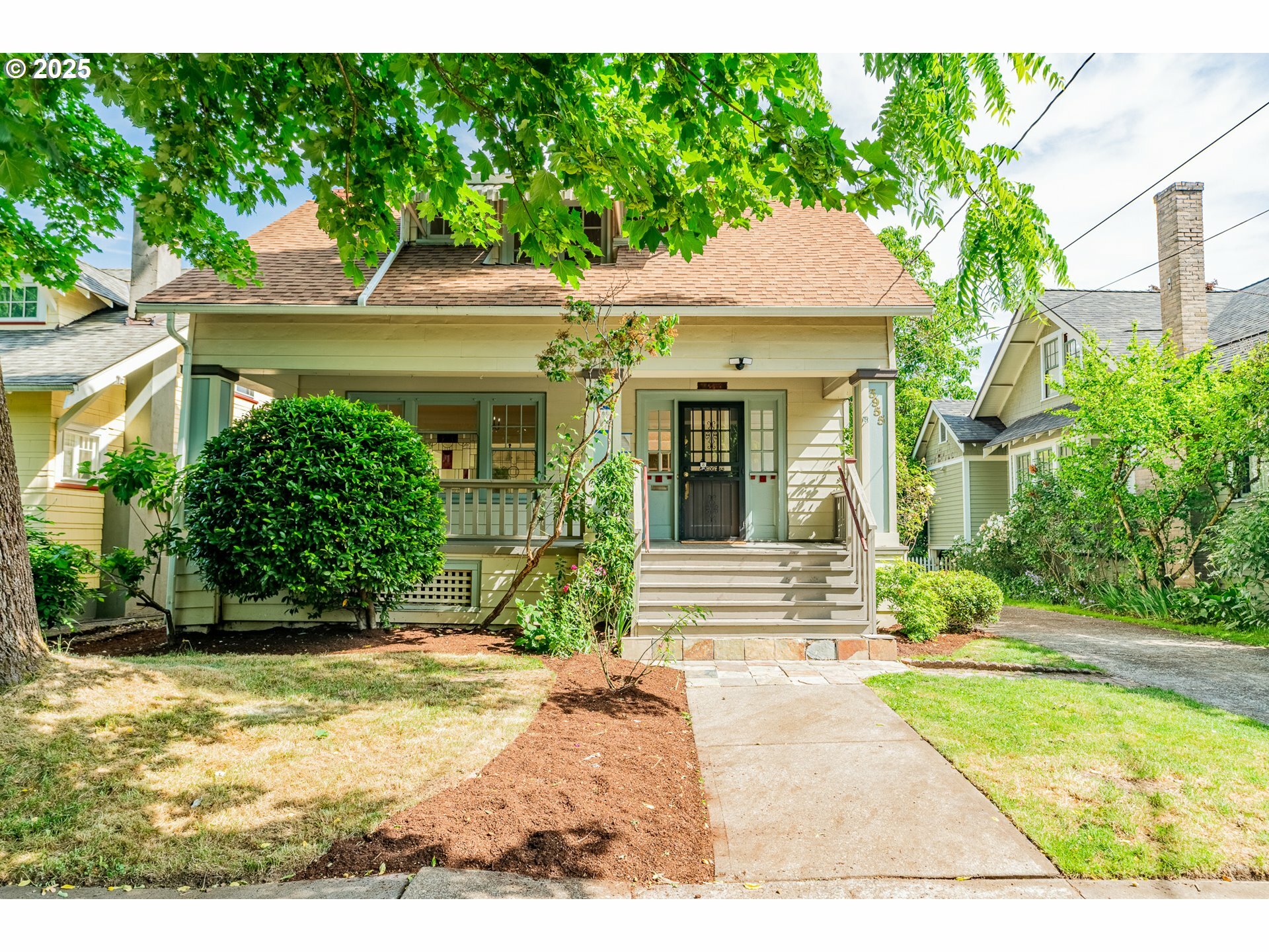 Property Photo:  3955 SE Ash St  OR 97214 
