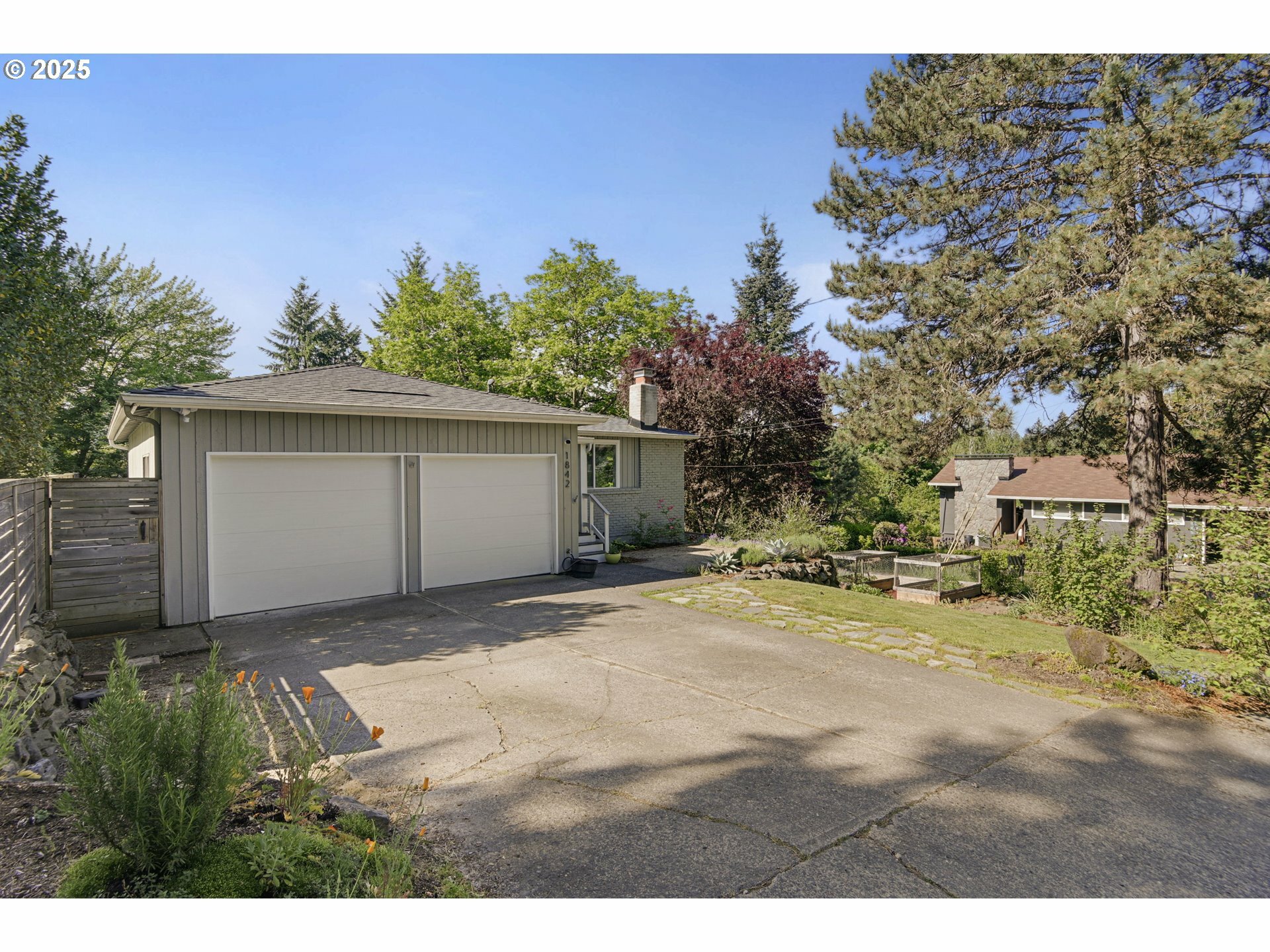 Property Photo: 1842 SW Lobelia St OR 97219