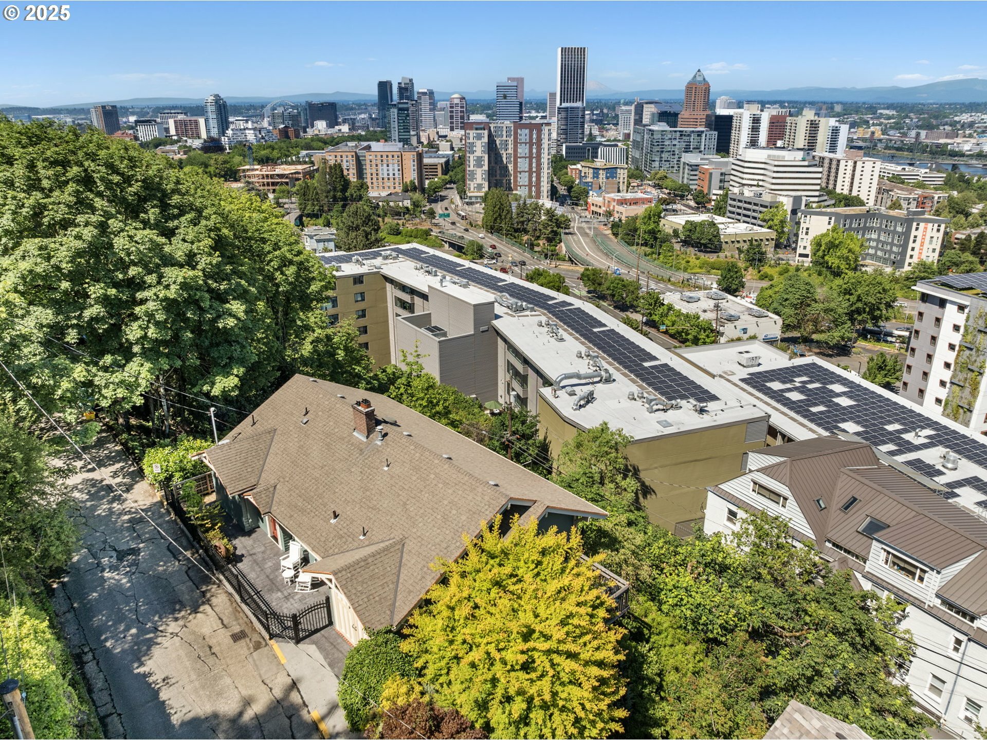 Property Photo: 2440 SW Hoffman Ave OR 97201