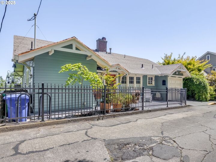 Property Photo:  2440 SW Hoffman Ave  OR 97201 