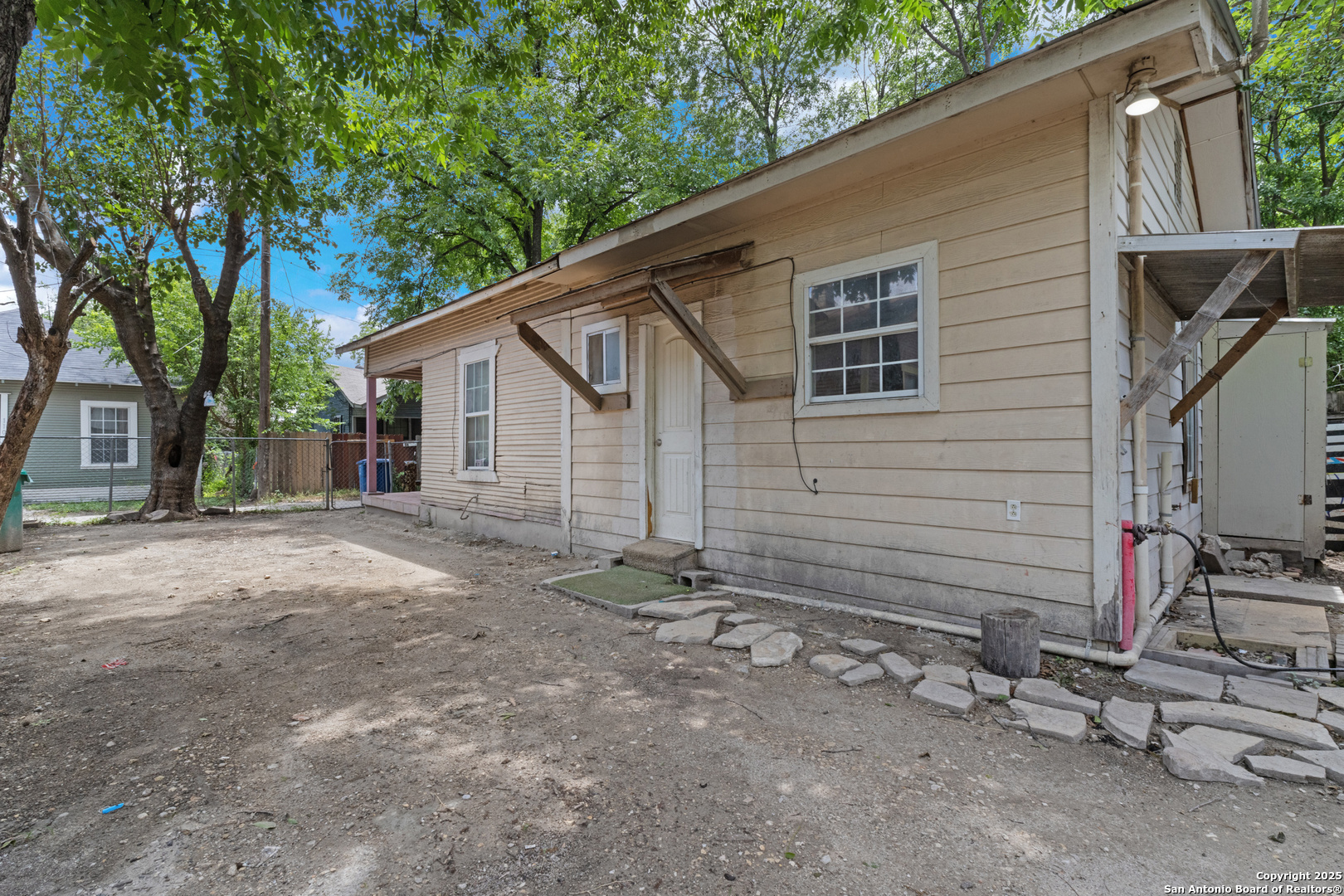 Property Photo: 115 English Way TX 78207
