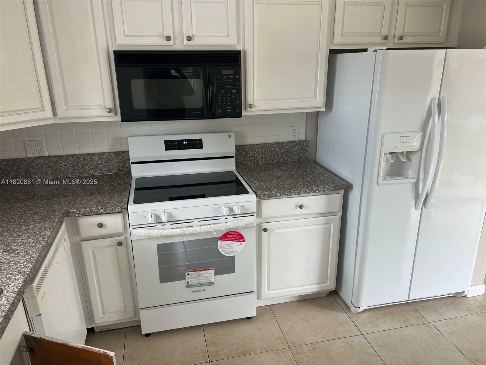 Property Photo: 6442 Oak St FL 33024