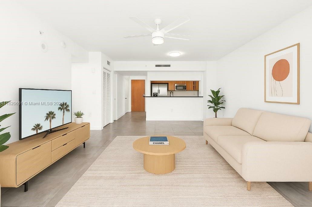 Property Photo: 31 SE 5th St 707 FL 33131