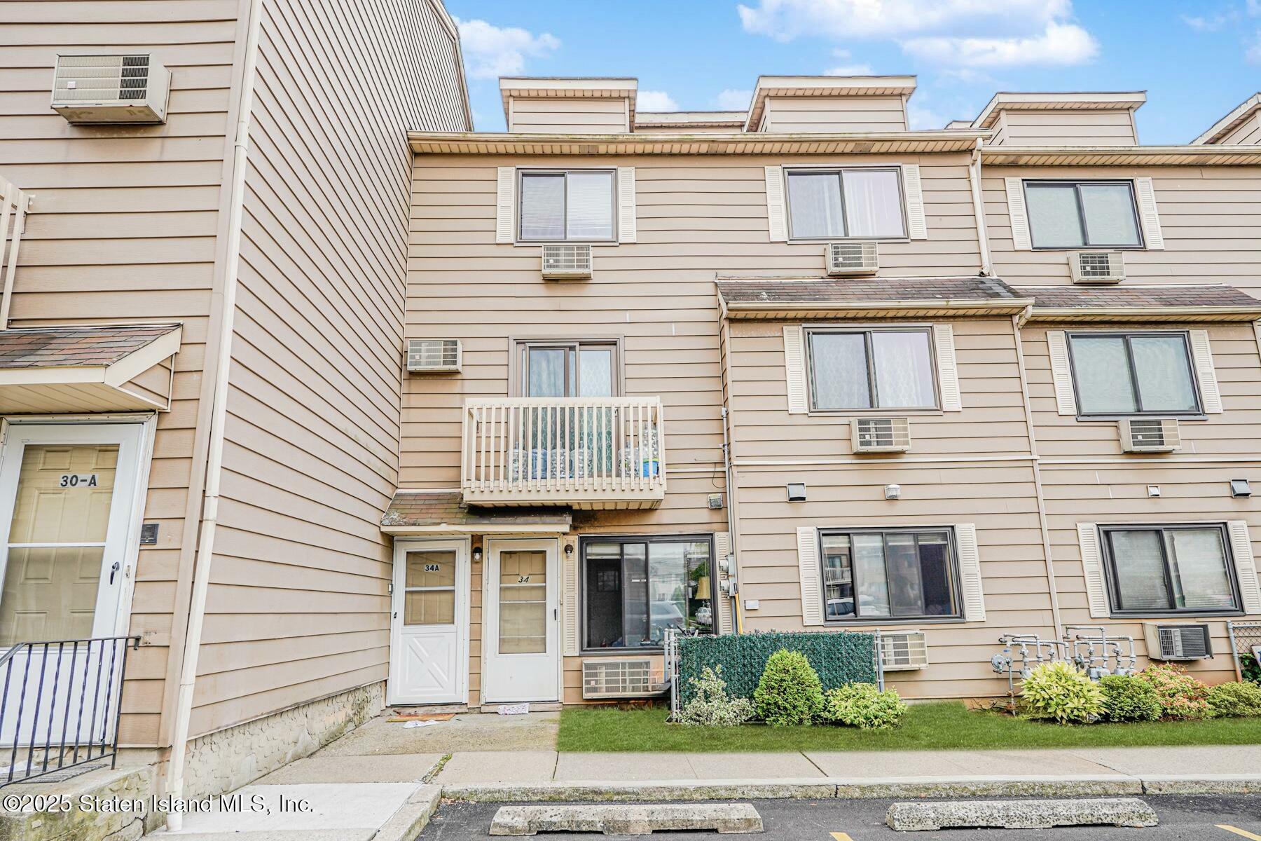 Property Photo:  34 Daffodil Lane  NY 10314 