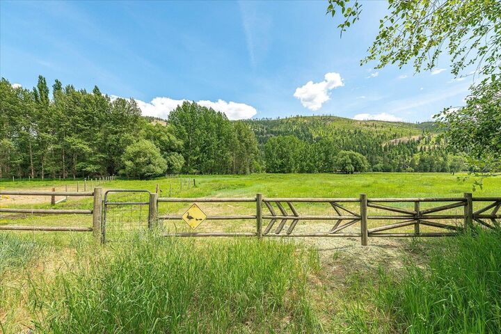 Property Photo:  512 Williams Lake Rd  WA 99114 