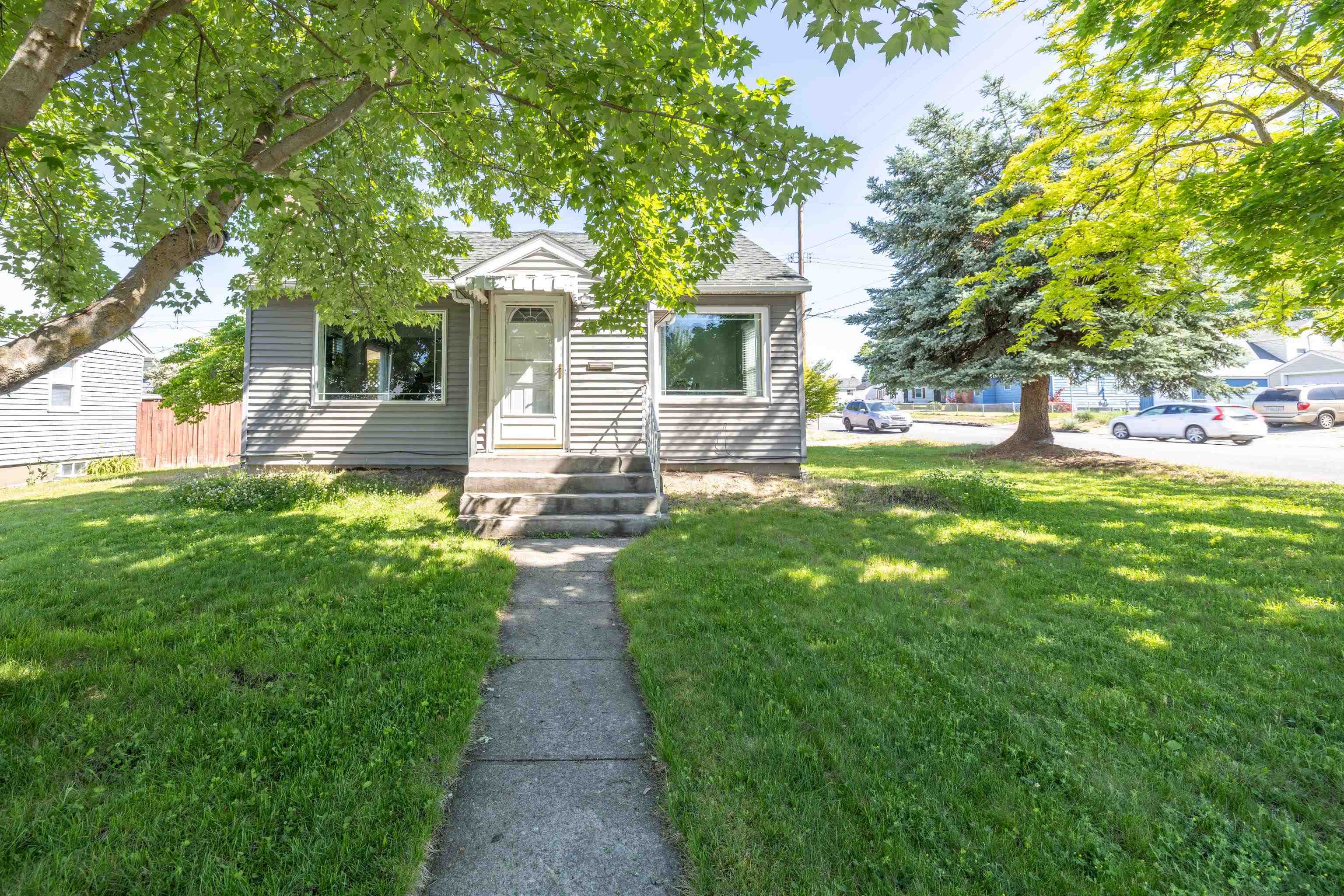 Property Photo: 2604 W Walton Ave WA 99205-1571