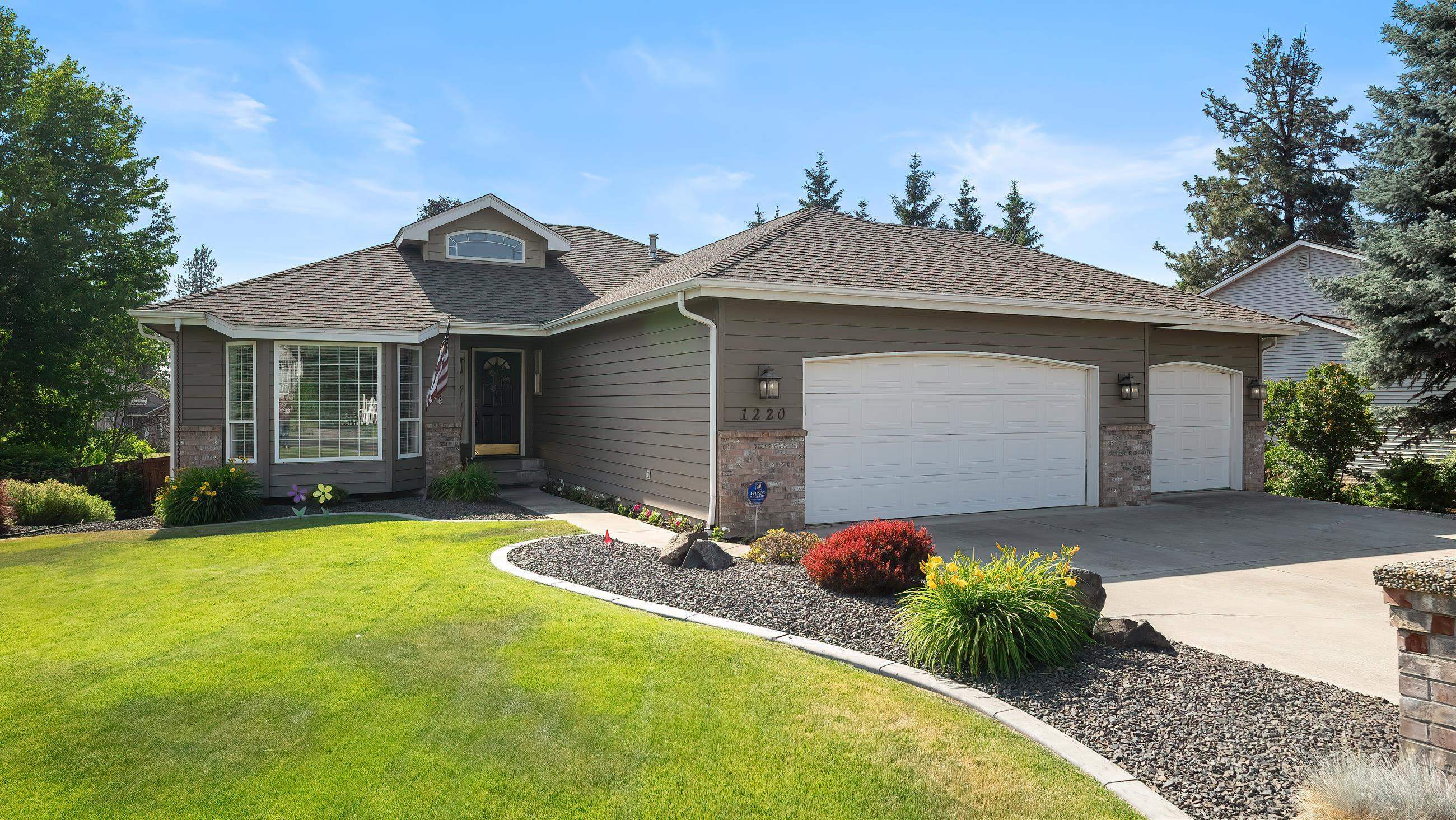 Property Photo: 1220 E Brierwood Dr WA 99218