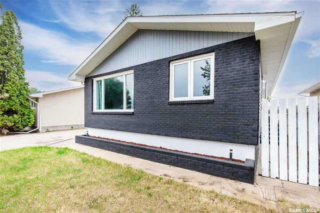 Property Photo:  1314 Grandview Street W  SK S6H 6H8 