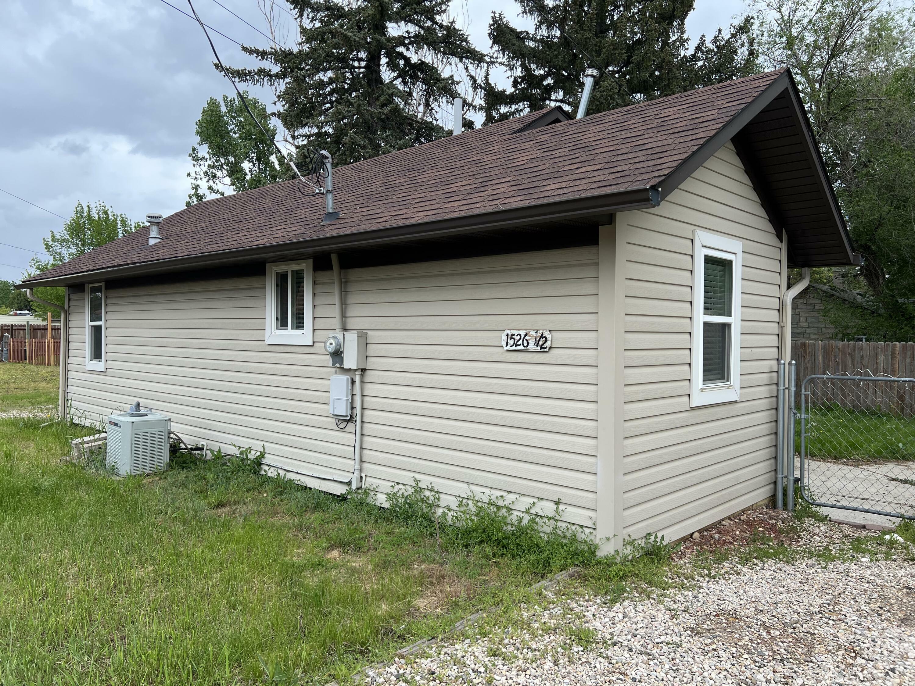 Property Photo: 1526 1/2 Warren Avenue WY 82801