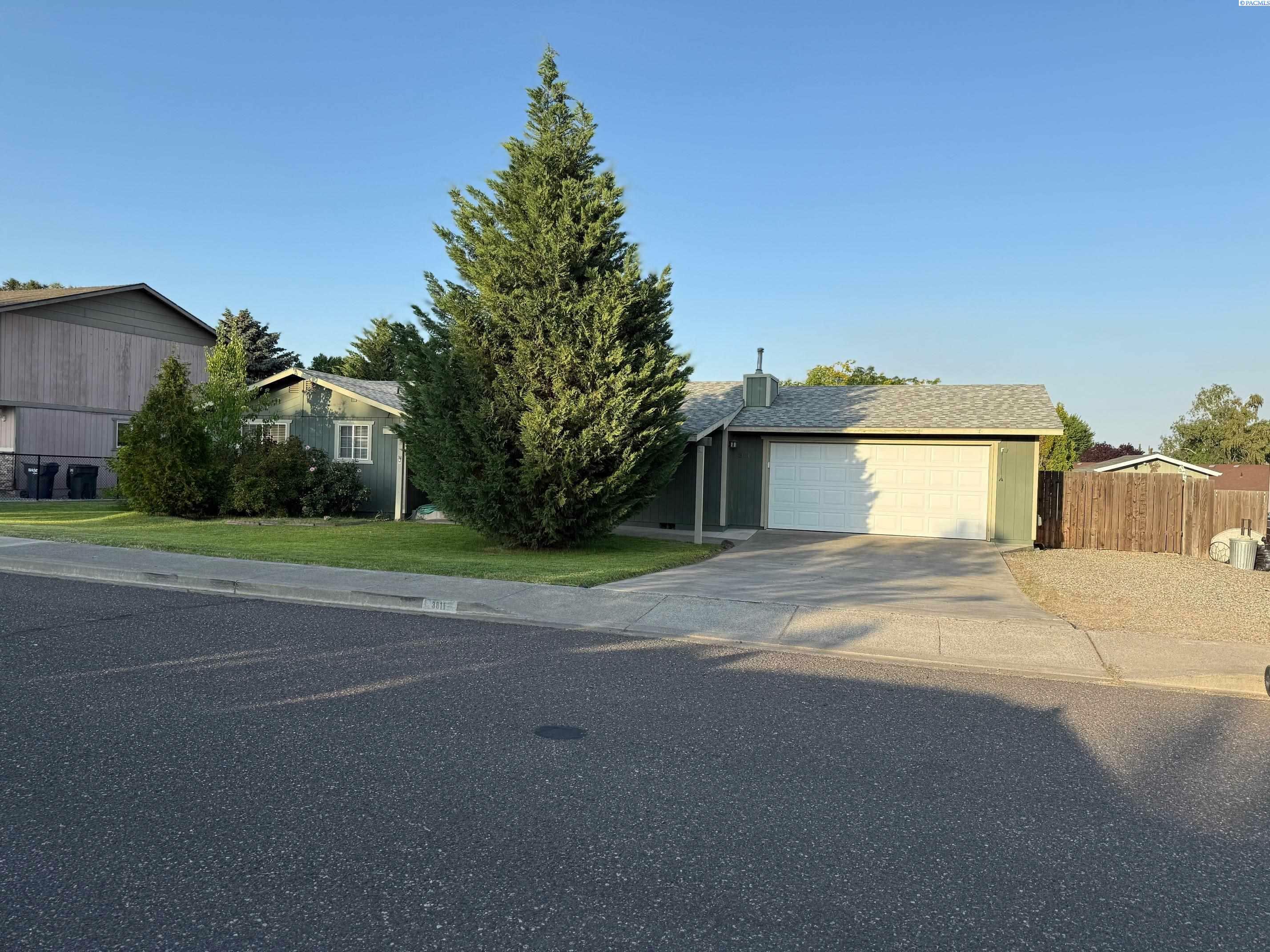 Property Photo: 3811 Riverward Ct. WA 99301