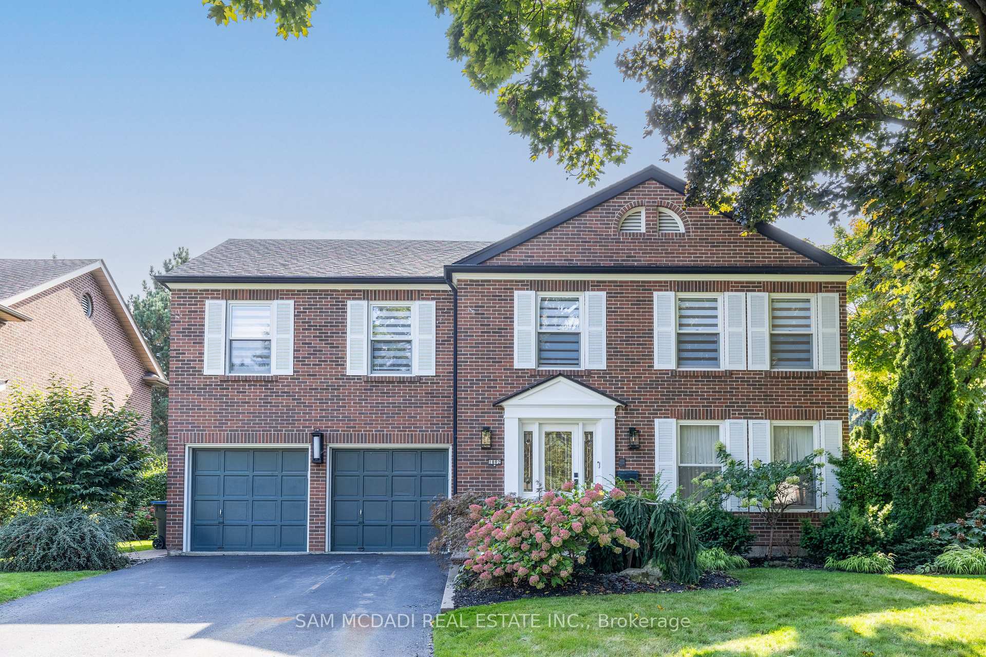Property Photo: 1882 Sherwood Forrest Circle ON L5K 2E7