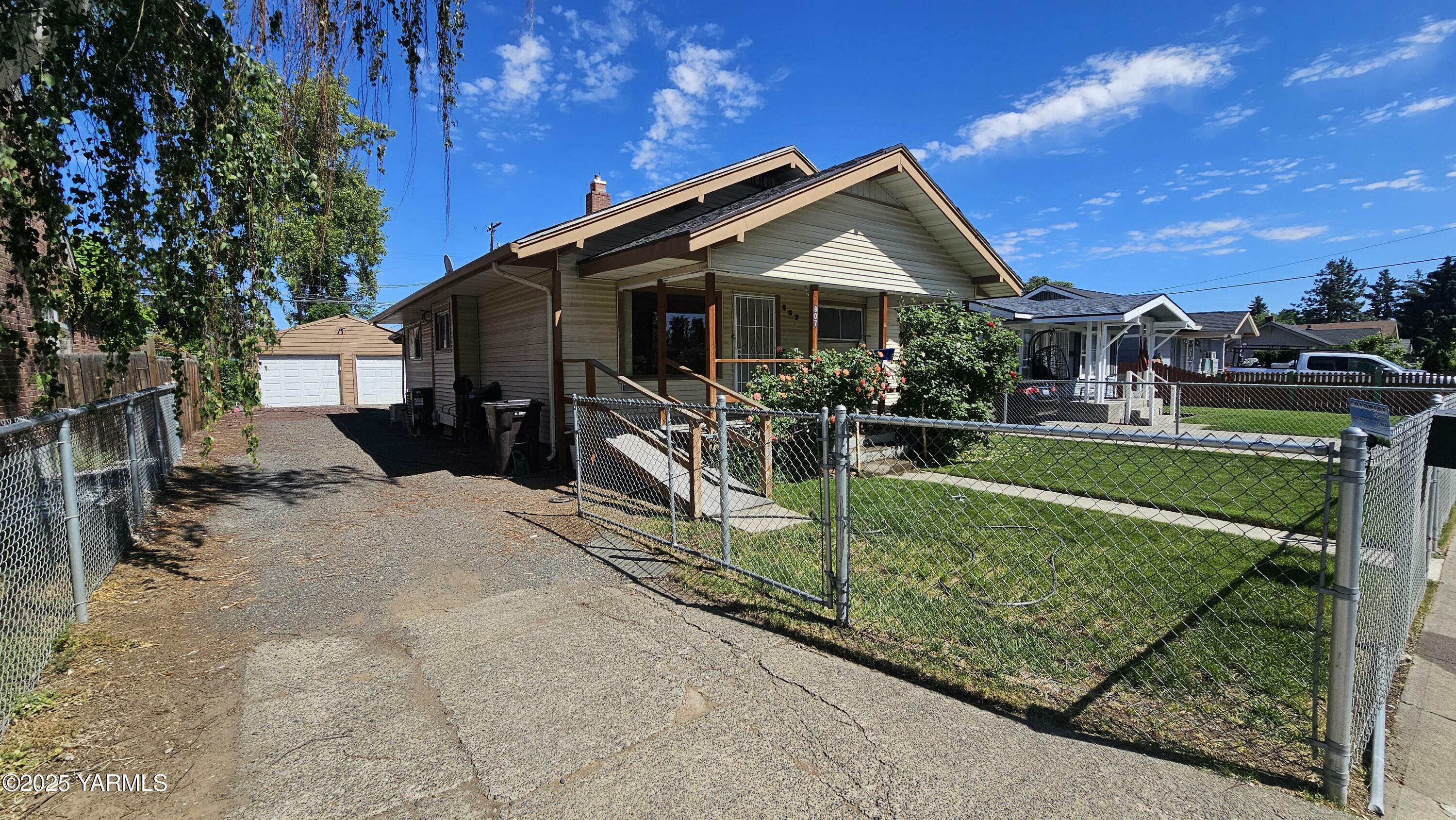 Property Photo: 807 S 11th Ave WA 98908