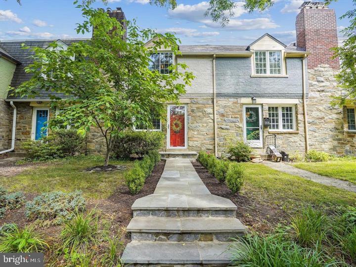 Property Photo: 705 Avon Place VA 22314