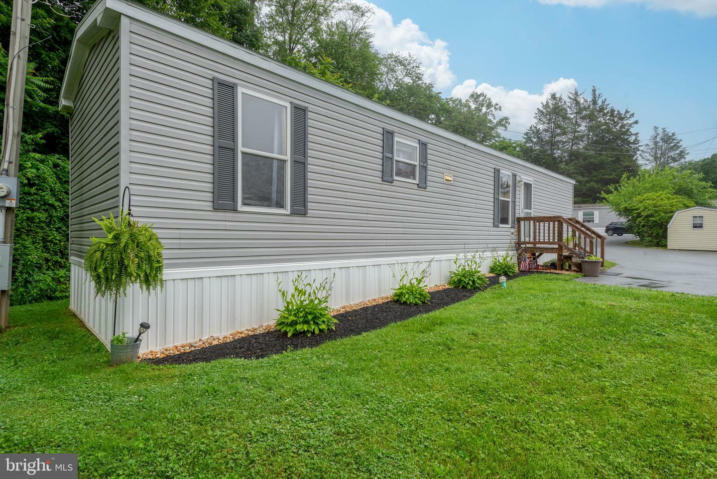 Property Photo:  6 Brackbill Court  PA 17566 