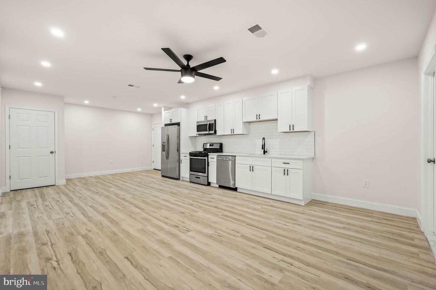 Property Photo: 437 W Girard Avenue 39 4 PA 19123
