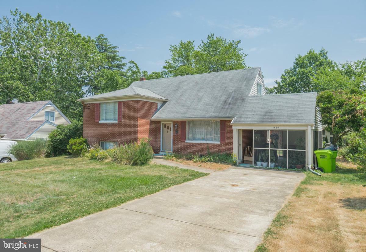 Property Photo: 6811 Floyd Avenue VA 22150