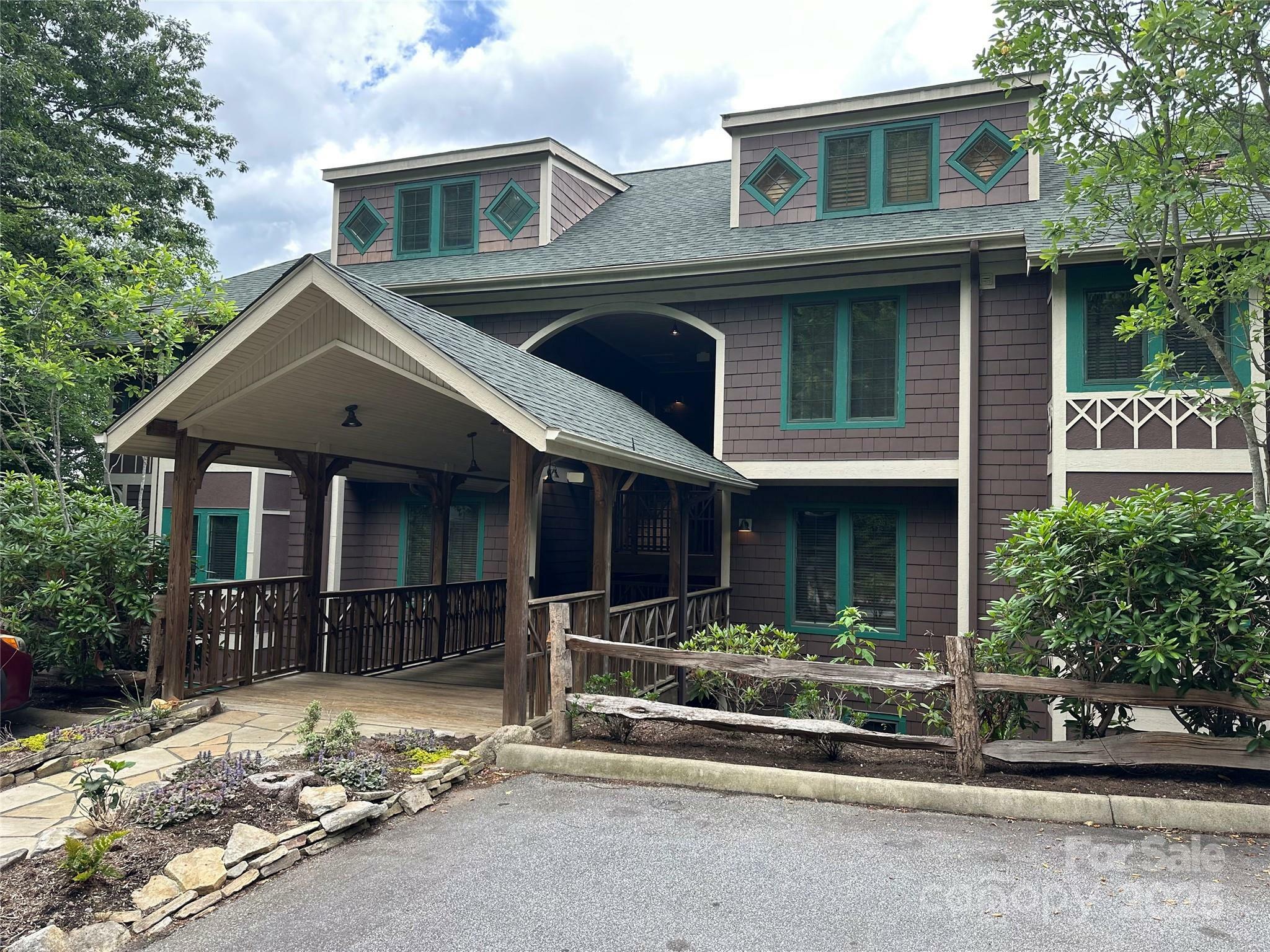 Property Photo: 222 Creekside Way NC 28714