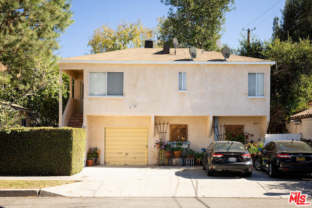 Property Photo: 10454 Moorpark St CA 91602