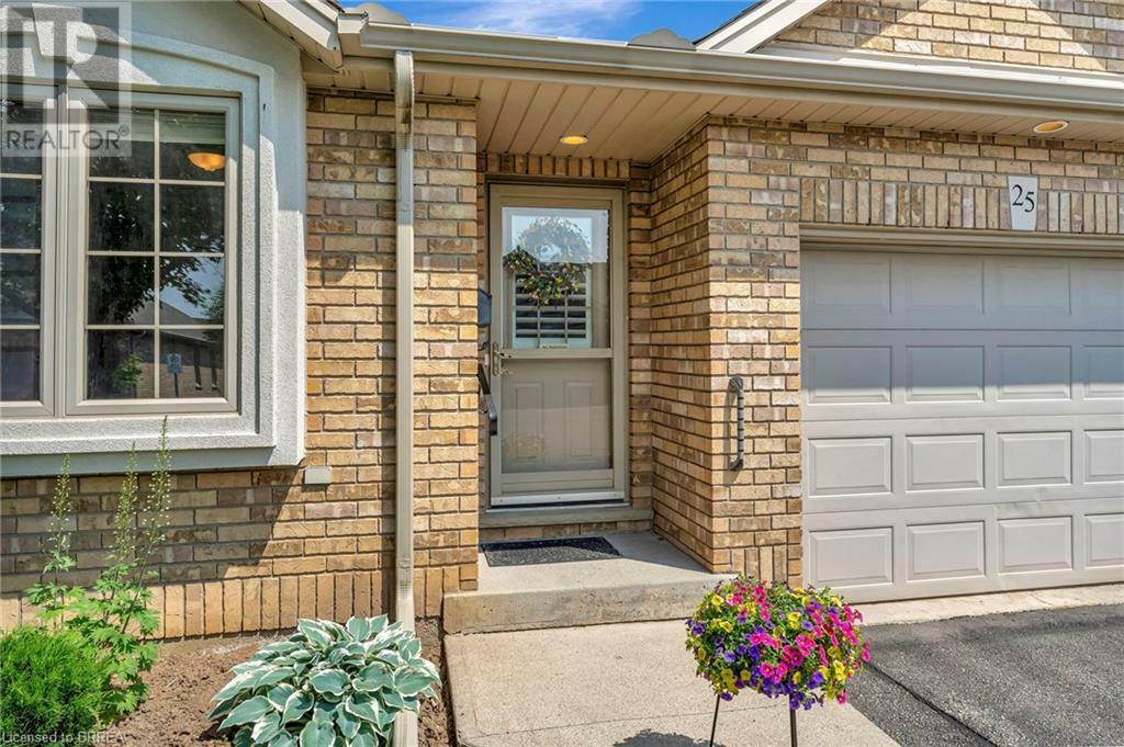 Photo de la propriété: 25 Cobden Court 25 ON N3R 8B5