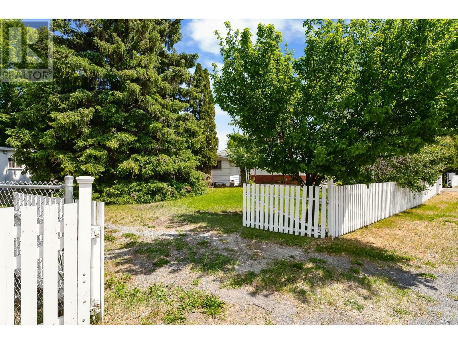 Photo de la propriété:  2481 Chapman Street  BC V1K 1B8 