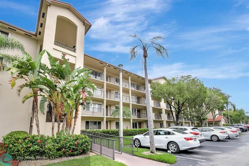 Property Photo: 900 SW 142nd Ave 402 FL 33027