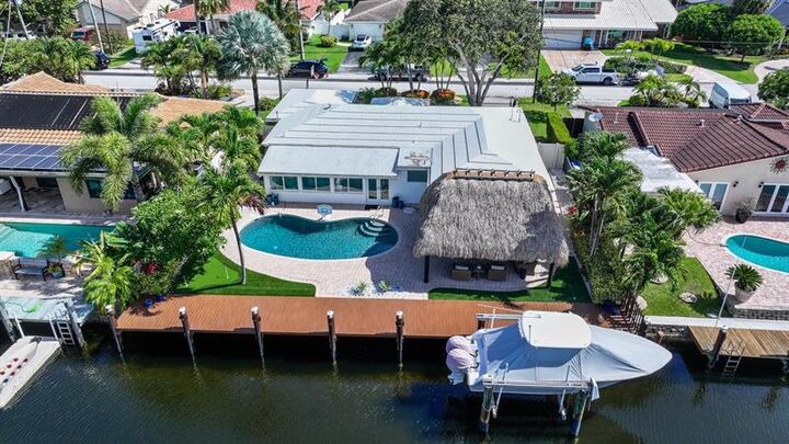 Property Photo: 2448 SE 9th St FL 33062