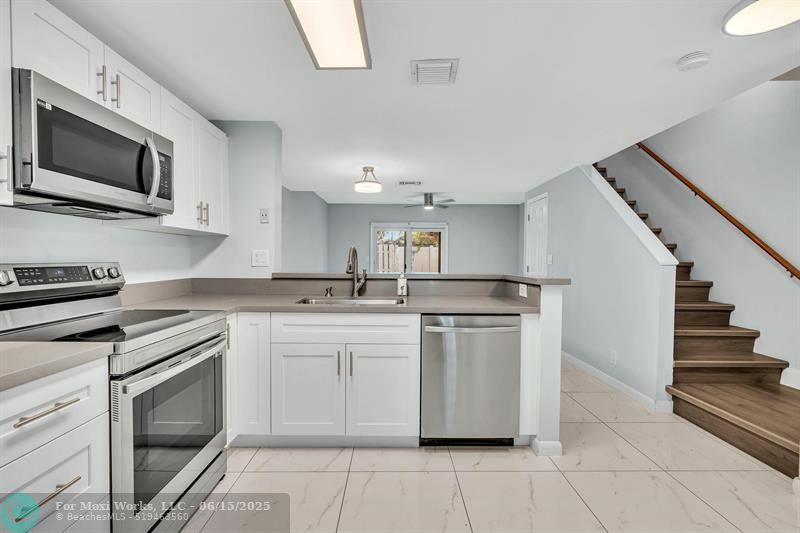 Property Photo: 2501 NE 15th St FL 33062