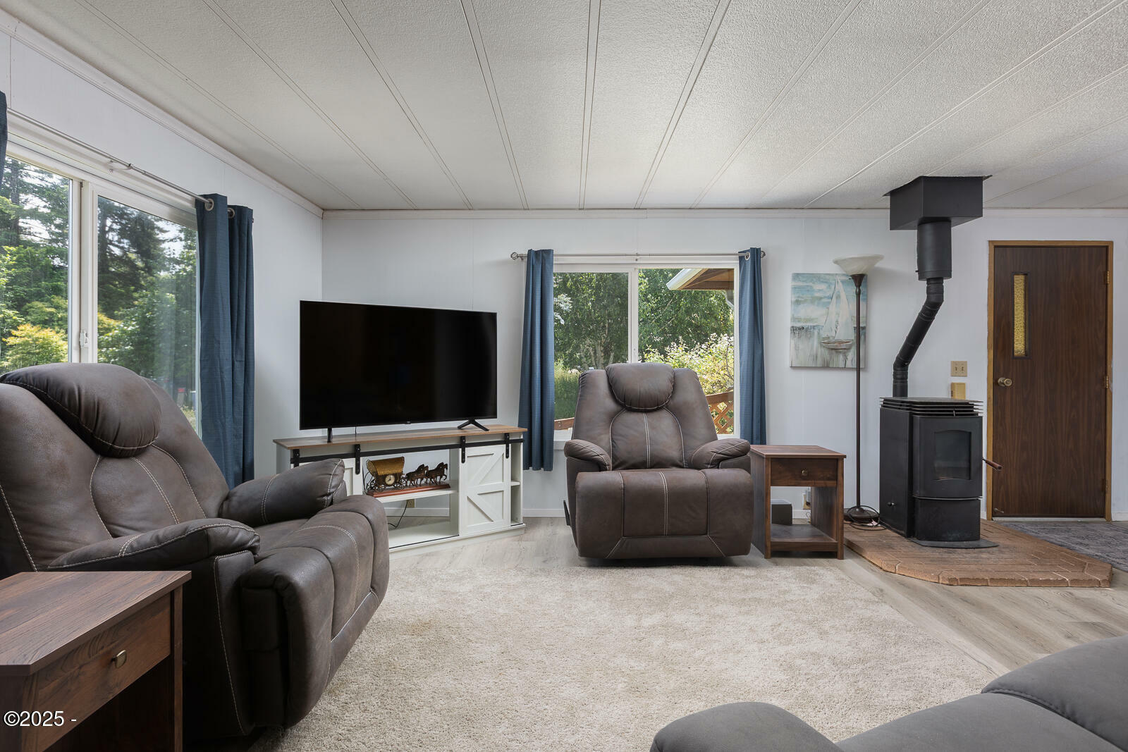 Property Photo: 787 N River Bend Road OR 97368