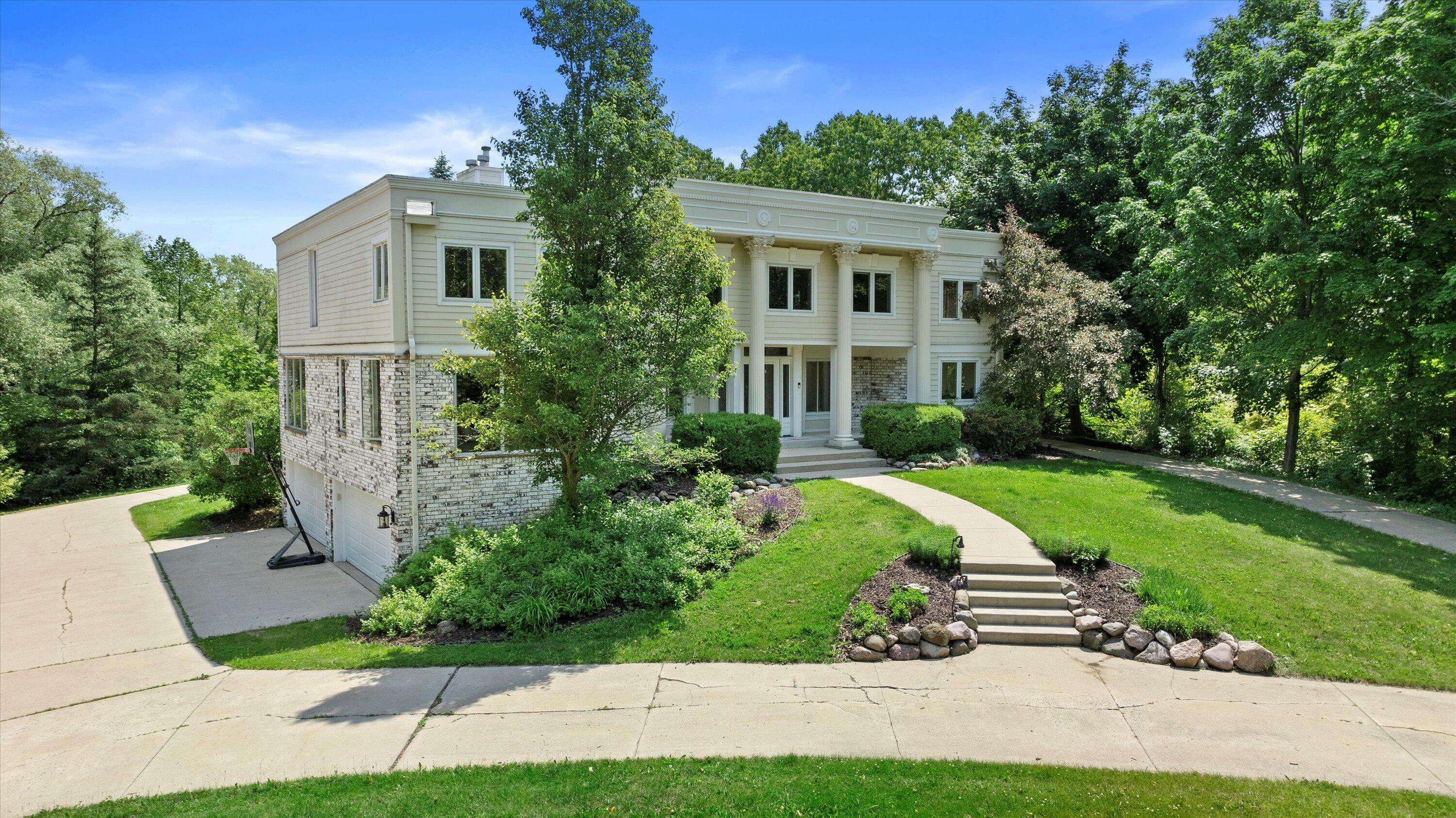 Property Photo:  W222n8208 Plainview Pkwy  WI 53089 