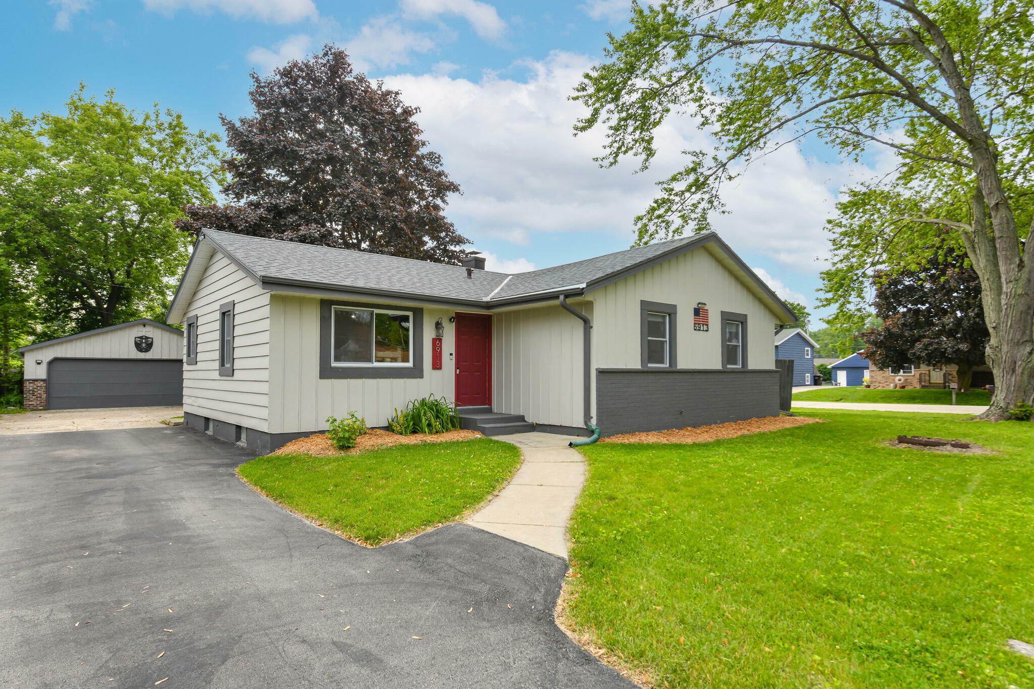 Property Photo: 6913 Butternut Rd WI 53402