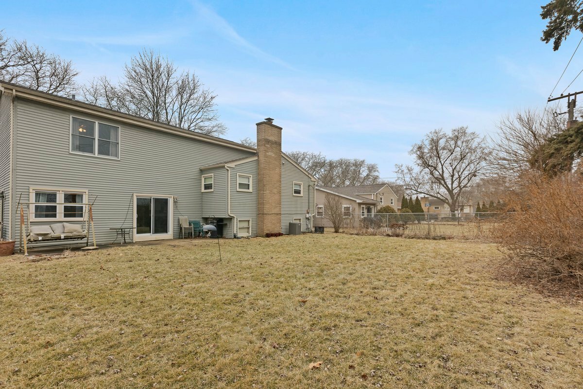 Property Photo: 1106 W Milburn Avenue IL 60056