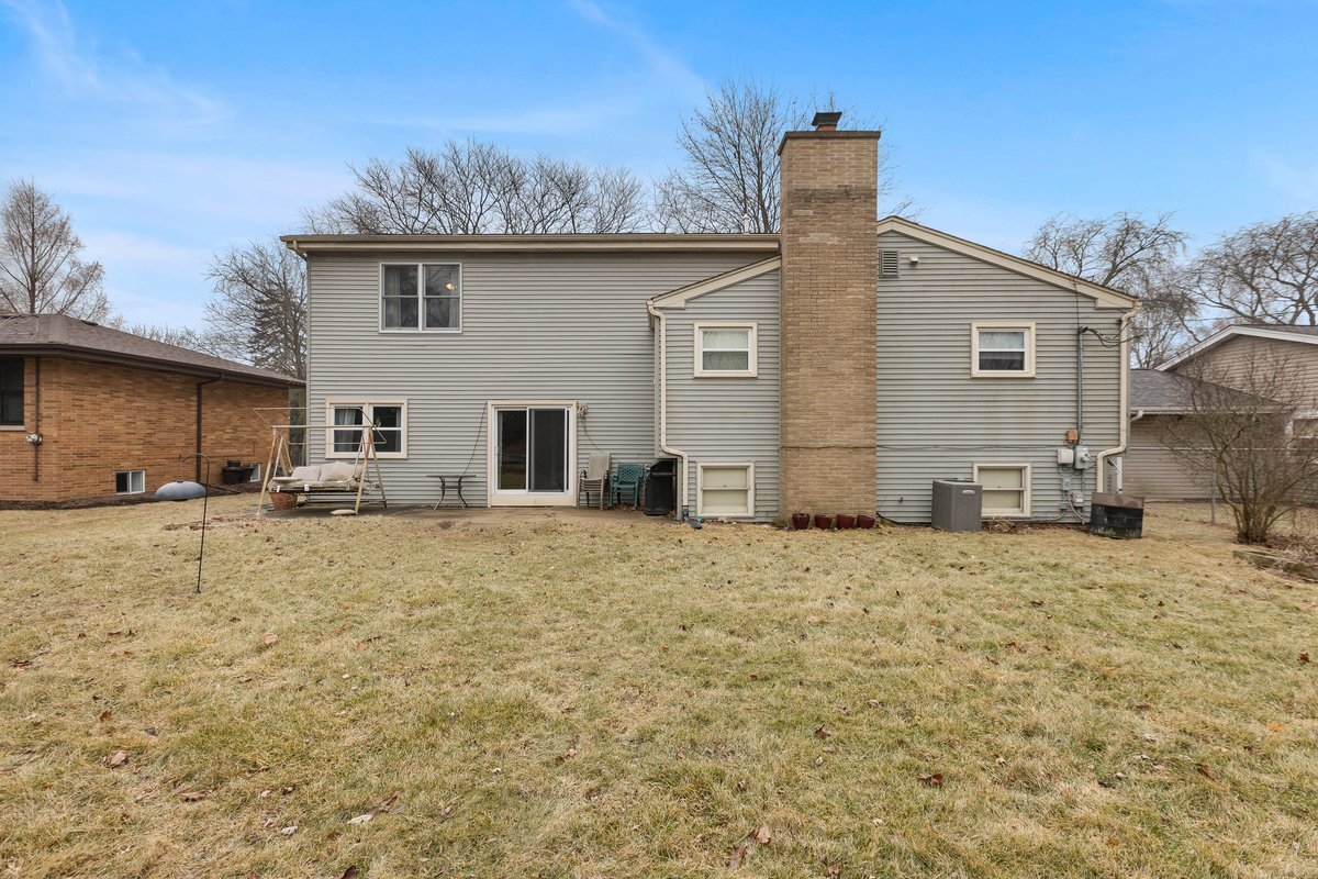 Property Photo: 1106 W Milburn Avenue IL 60056