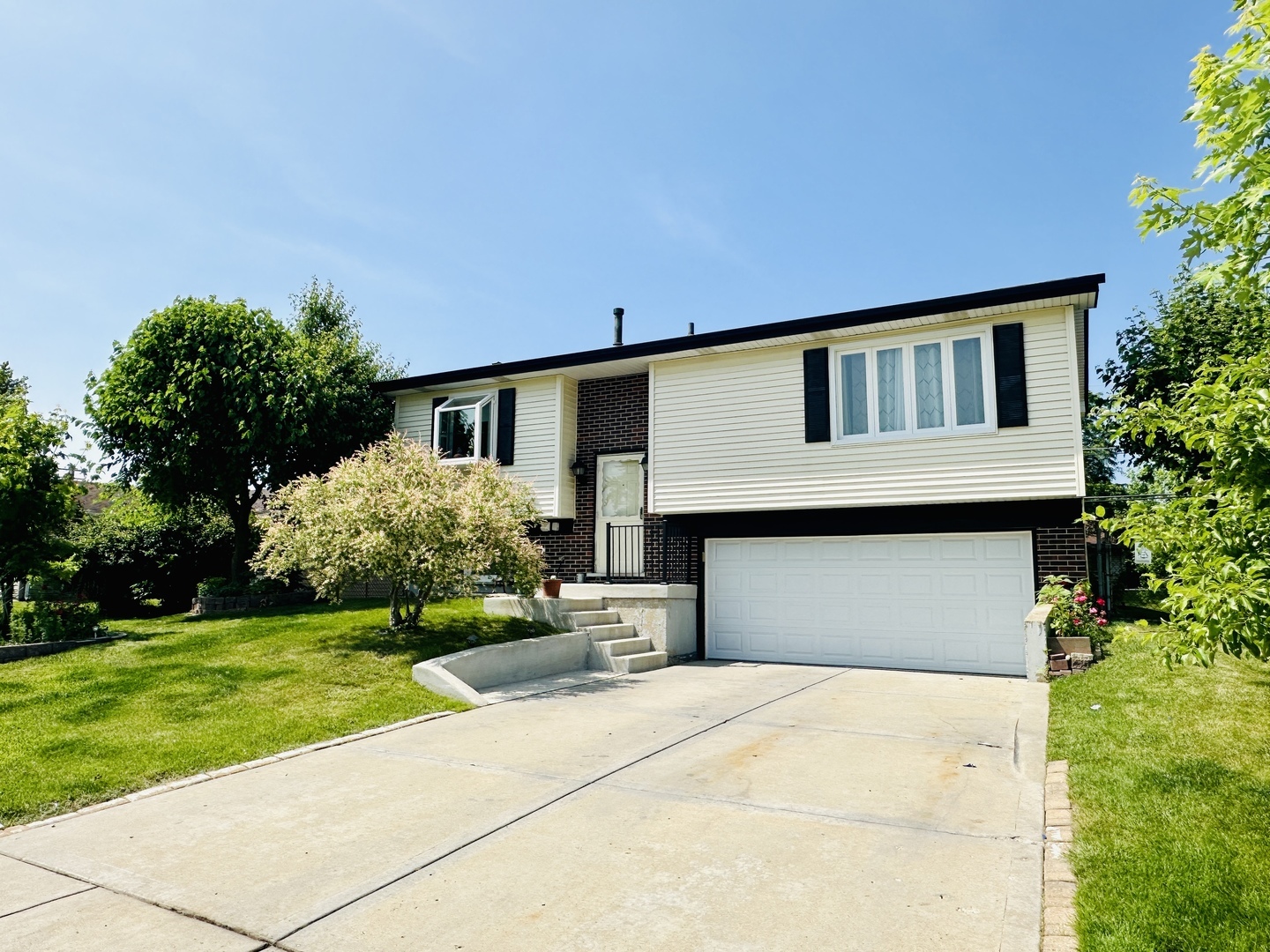 Property Photo: 1015 Hastings Lane IL 60133