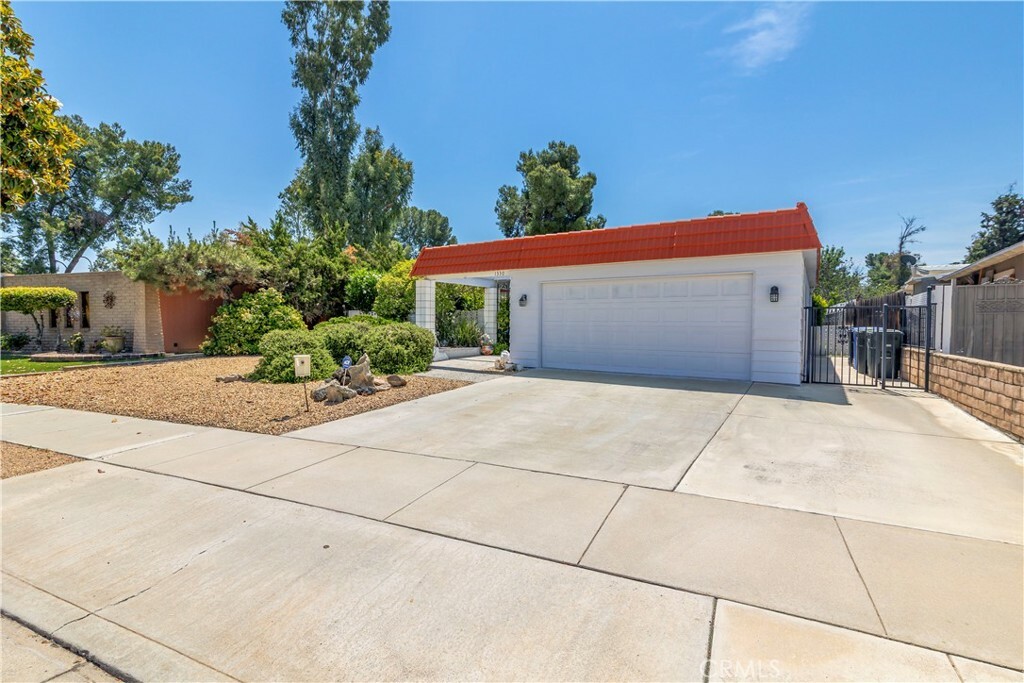 Property Photo: 1330 Brentwood Way CA 92545