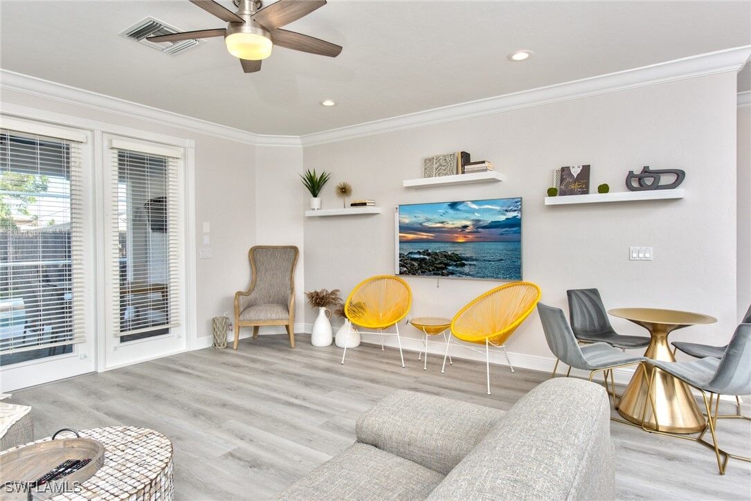 Property Photo: 725 95th Avenue N FL 34108