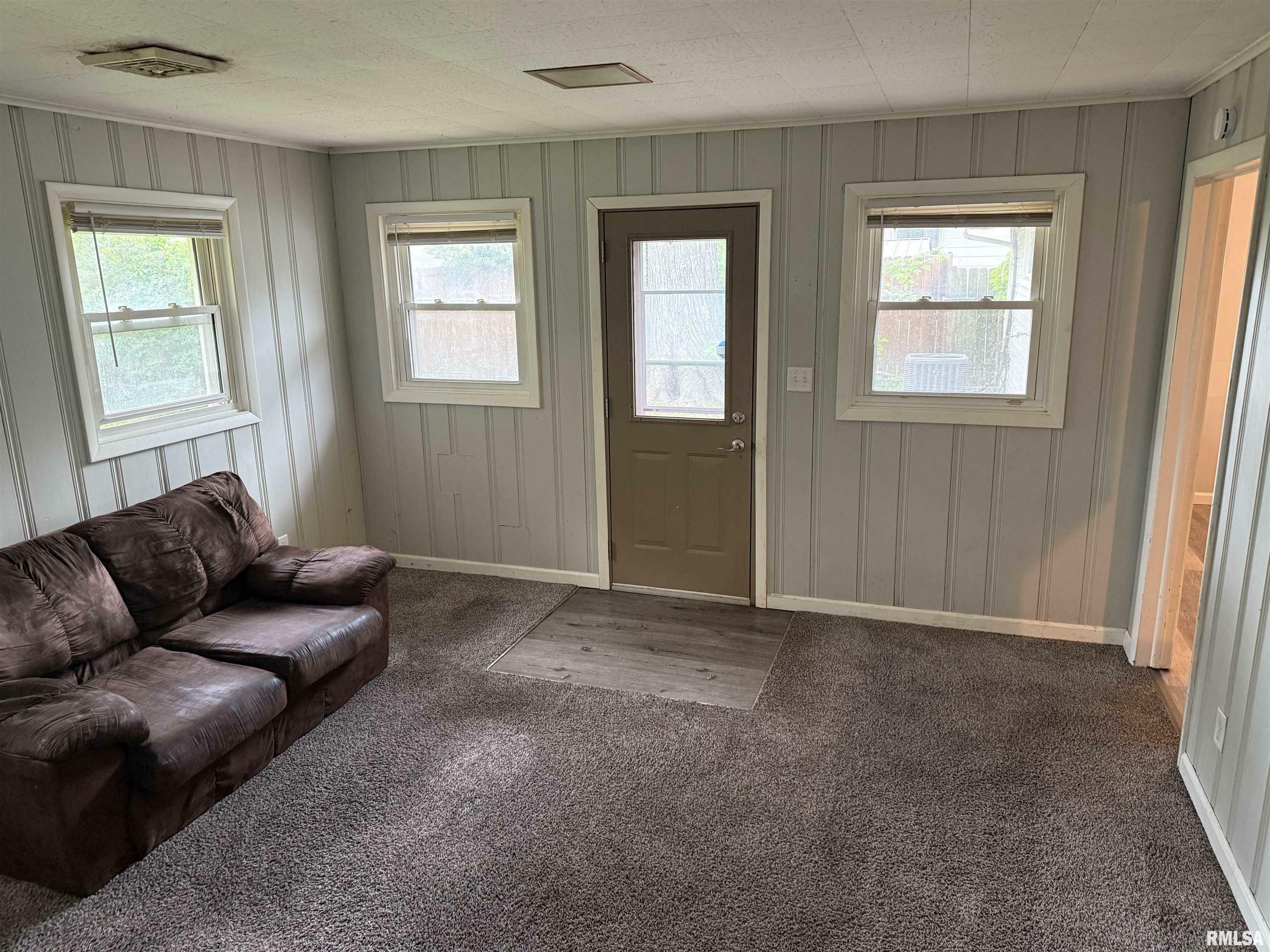 Property Photo: 2624 N Renwood Avenue IL 61604