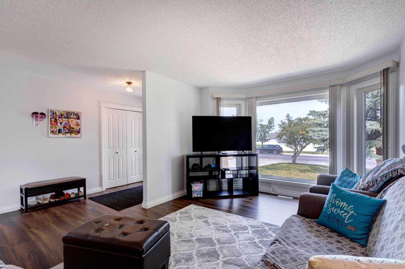 Property Photo:  711 High Country Drive NW  AB T1V 1E3 