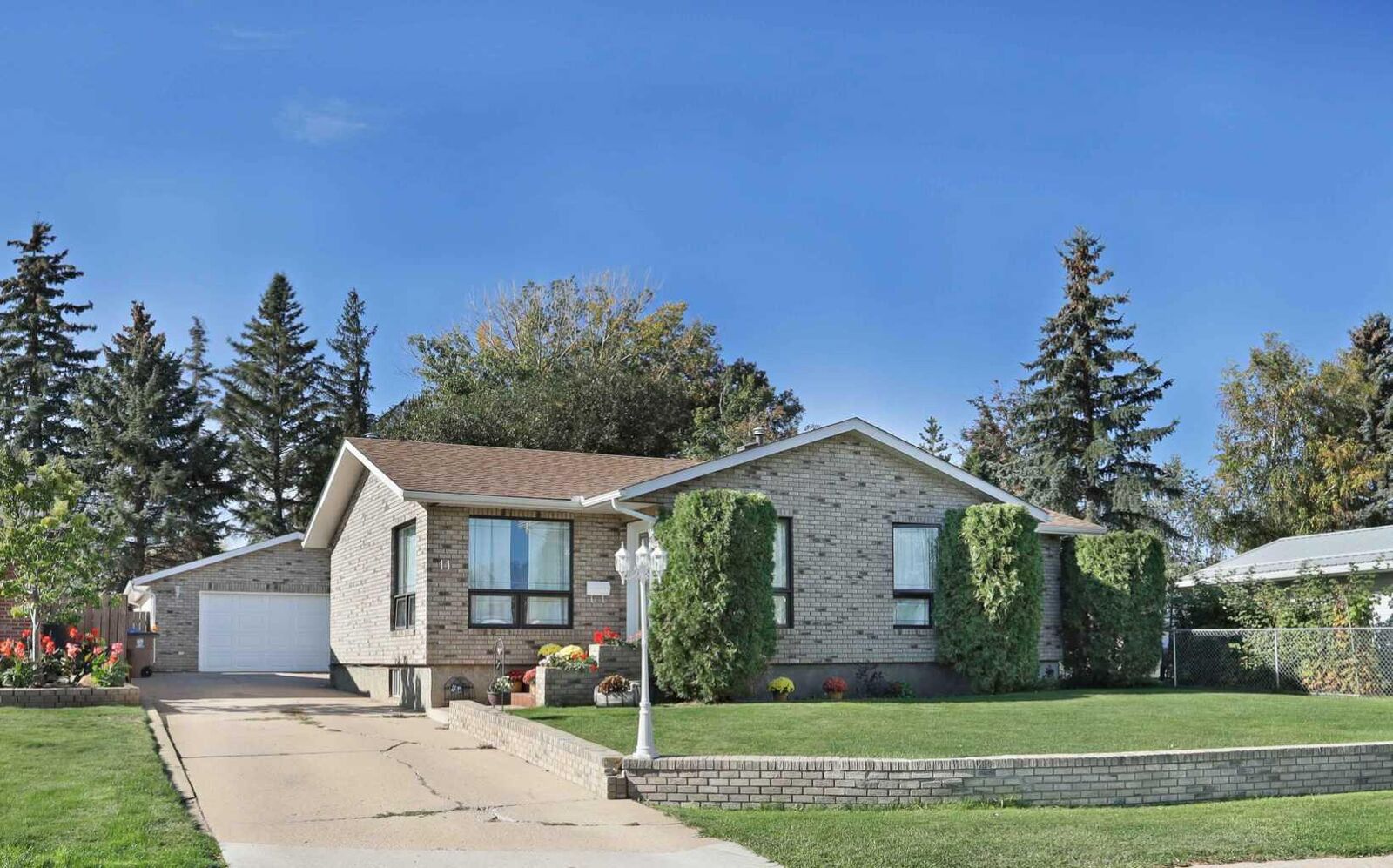 Property Photo:  11 Lakeview Crescent E  AB T1R 0L9 