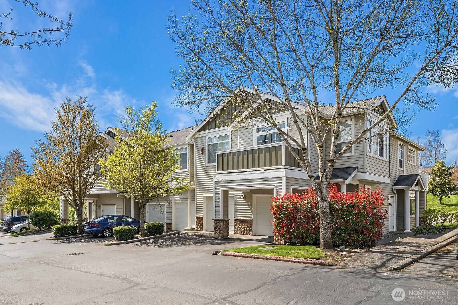 Property Photo: 1855 Trossachs Boulevard SE 1401 WA 98075