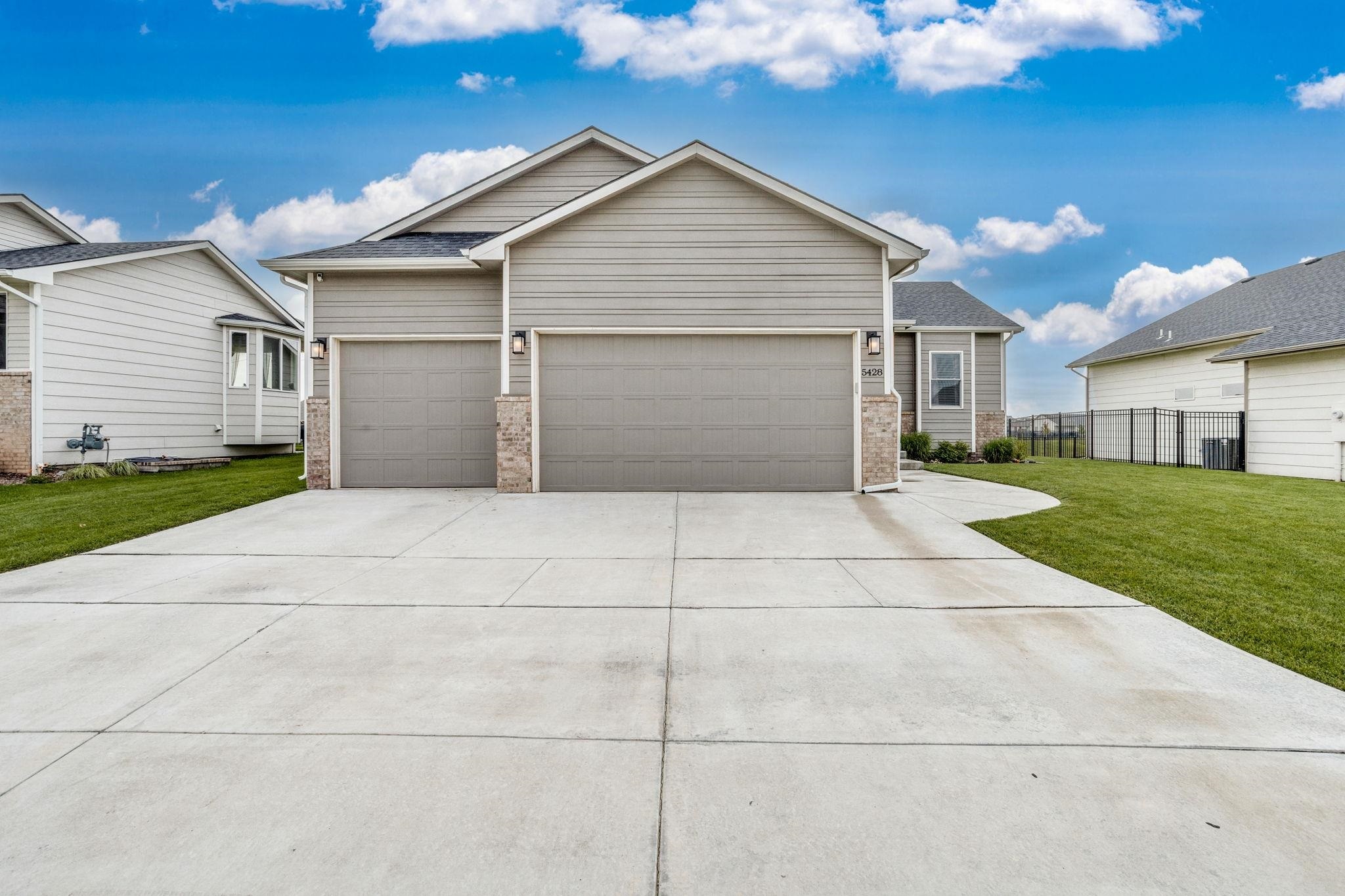 Property Photo: 5428 N Saint Paul Ct KS 67204