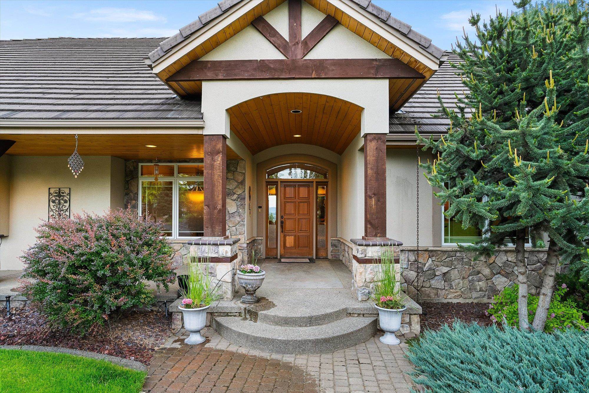 Property Photo: 10955 N Acoma Dr WA 99208